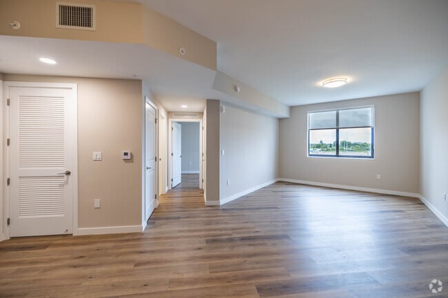 1BD, 1BA - 668SF - Living Room