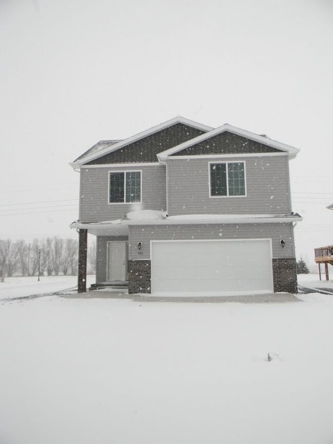 521 E Foxtail Dr