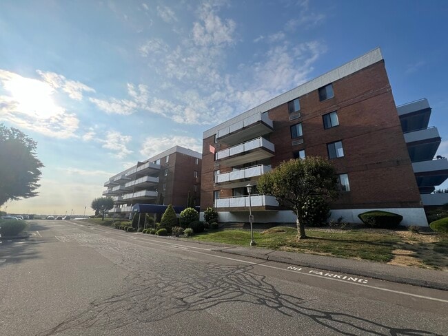Building Photo - 1460 Elm St Unit 322 Rental
