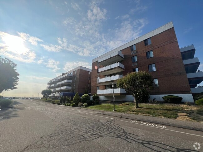 Building Photo - 1460 Elm St Unit 322 Rental
