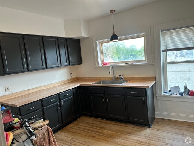 Building Photo - W180S7705 Pioneer Dr Unit 1 Rental