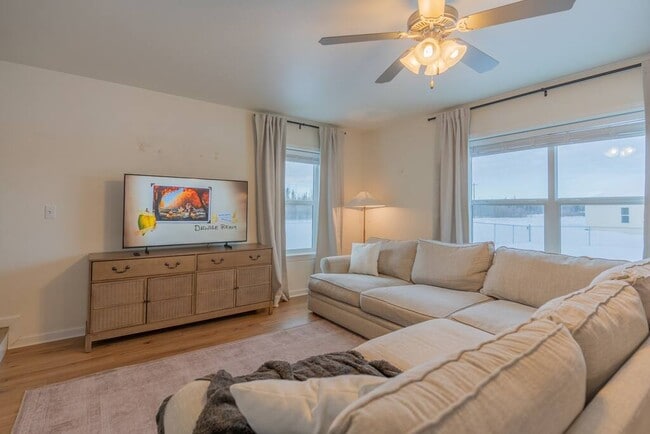 Photo - 673 W 4th Ave