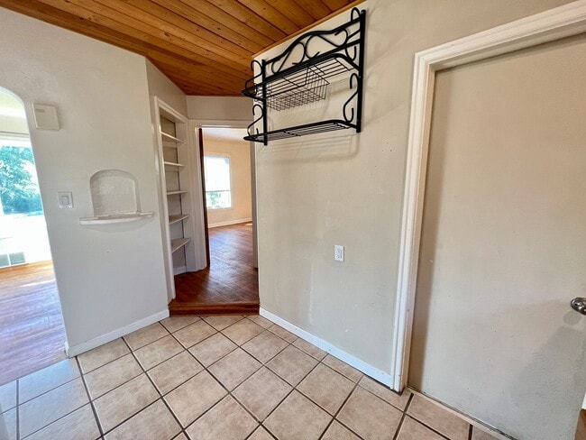 221 1/2-617 1/2 Grand Ave Unit 617 Grand Ave