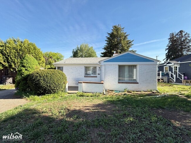 Photo - West Yakima 3-Bedroom Home with Spacious Living Areas