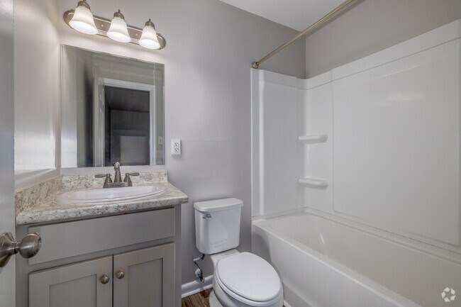 2BR, 2BA - 844SF - Bathroom