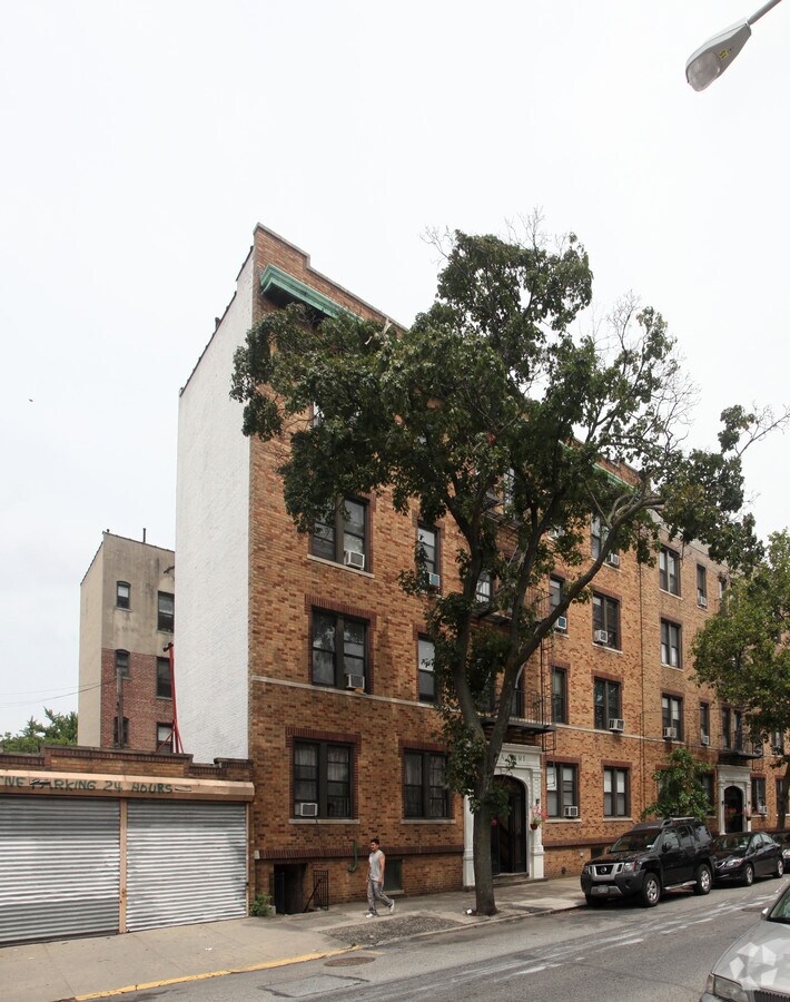 Seneca Court - Seneca Court Apartments