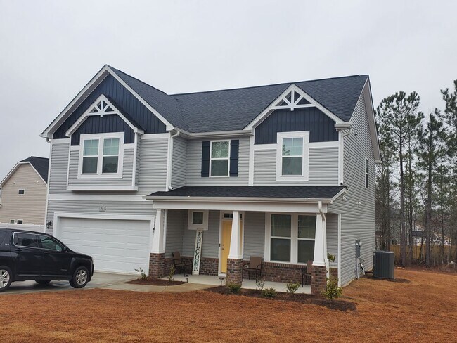 Building Photo - 4 bd/ 2.5 ba located MINUTES from Fort Bragg! Quiet Neighborhood!
