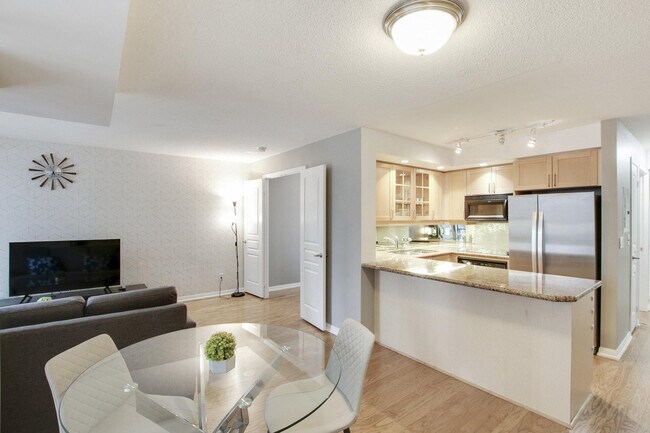 Photo - 136 Simcoe St Unit FL1-ID1031080P