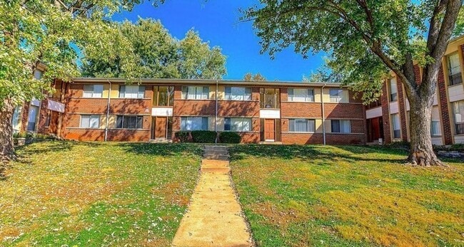 Building Photo - Freshly updated 2-bedroom apartment in Flo... Unit 145 Reeb Lane Apt 2