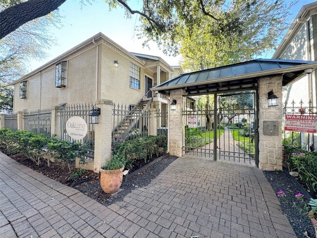 Building Photo - 2700 Revere St Unit 140