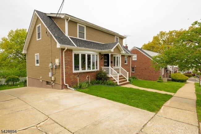 Photo - 487 MacArthur Ave