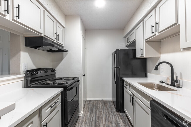 1.5BR, 1BA - 881SF - Kitchen - Cimarron Place Apartments