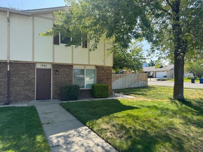 Building Photo - Beautiful duplex in amazing location! Rental
