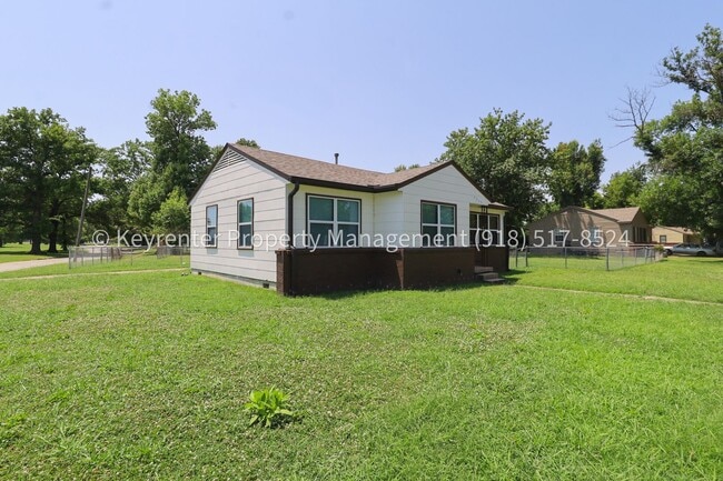 Photo - Beautifully Done 3 Bedroom House! Available for Immediate Move in!