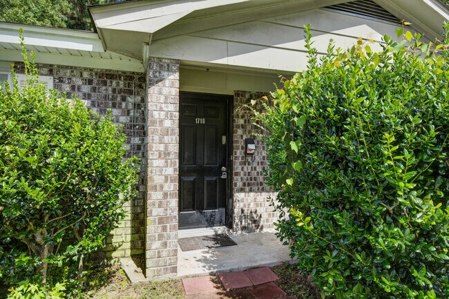 Photo - 1718 Raoul Wallenberg Blvd