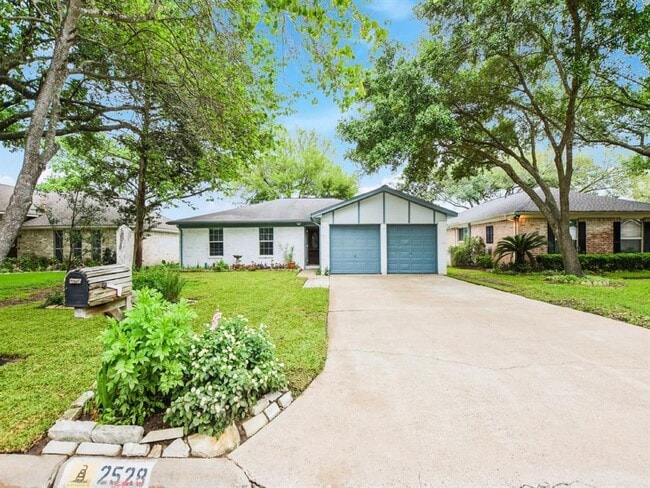 Building Photo - 2528 Village Cir Dr