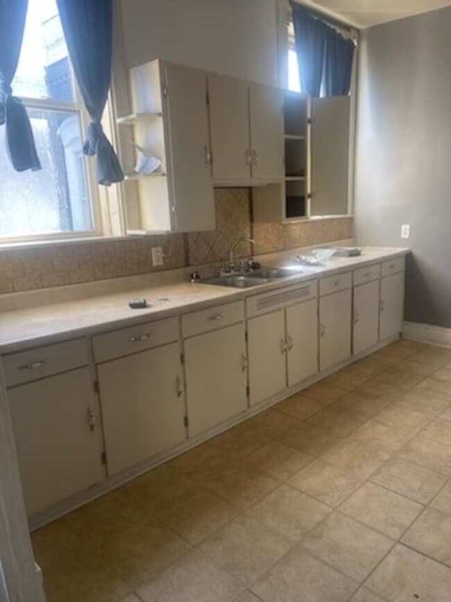 Building Photo - 819 N Townsend St Unit Apt. 2
