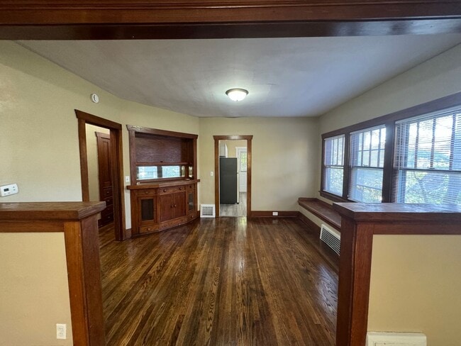 Photo - 5 Bedroom Rental in Moline