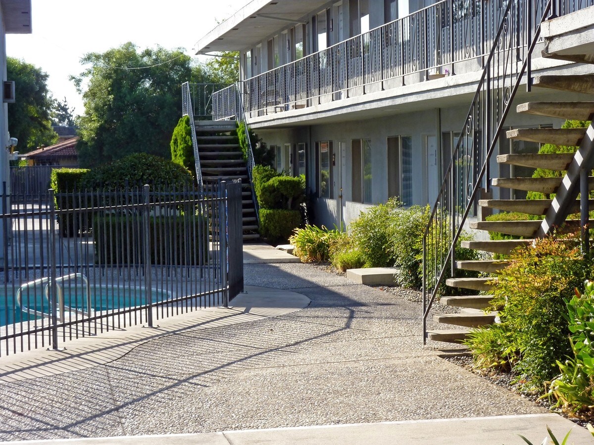 Plaza Garden Apartments - Plaza Garden Apartments