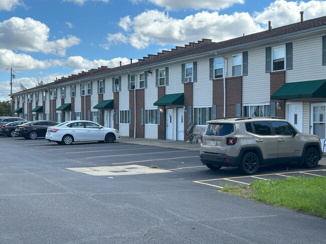 Photo - Elyria - updated 3 bed/1 bath townhouses for rent! Unidad 47