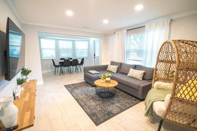 Building Photo - Fully Renovated Home Near Busch Gardens