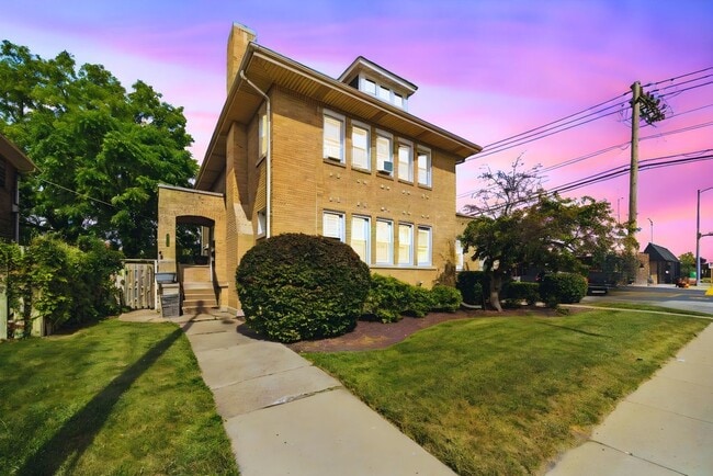 Building Photo - 2418 Burr Oak Ave Unit 1E Rental