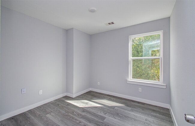 Building Photo - 4616 Shreveport Blvd Unit B