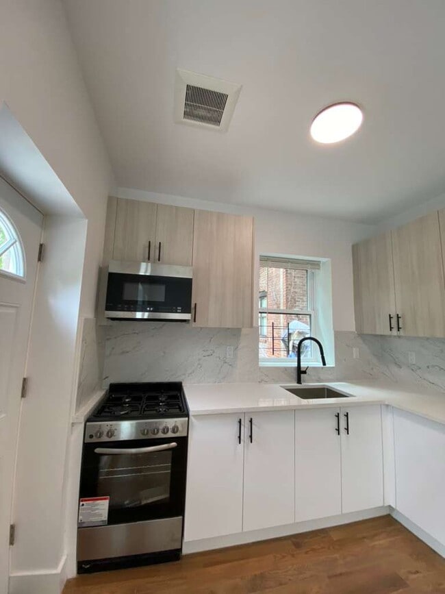 Photo - 286 Hawthorne Ave Unit APT 1