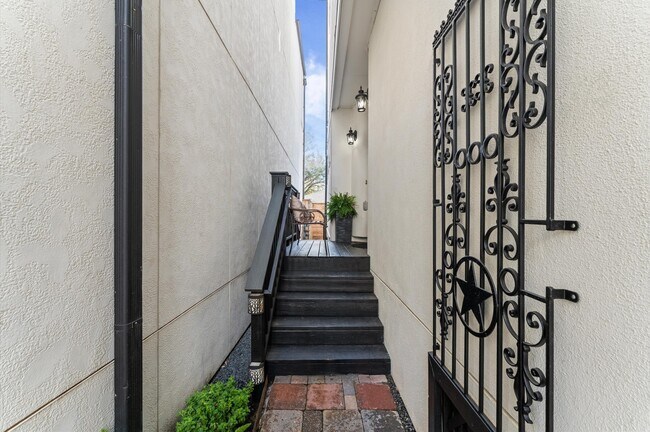 Photo - 1139 W 21st St