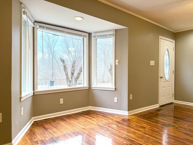 Photo - 838 Potters Ln