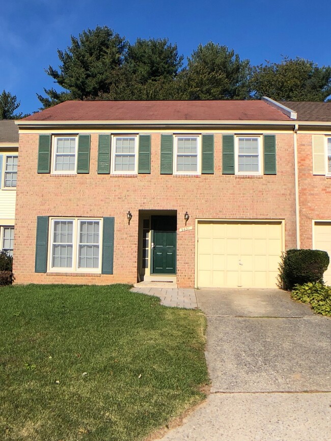 Large 4 BR 2.5 BA townhouse. Garage! - Large 4 BR 2.5 BA townhouse. Garage!