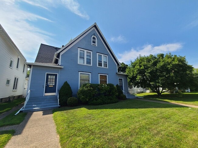 Building Photo - 3 Bedroom, One Bath Duplex in St. Joseph Rental