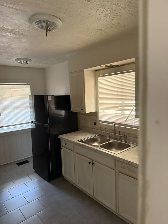 Photo - 2718 Emerald Dr