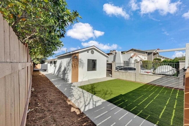 4312 Winona Ave