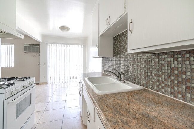 Photo - 320 E Del Mar Blvd