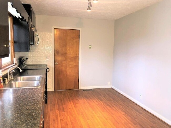 Photo - 711 S Dixon Rd