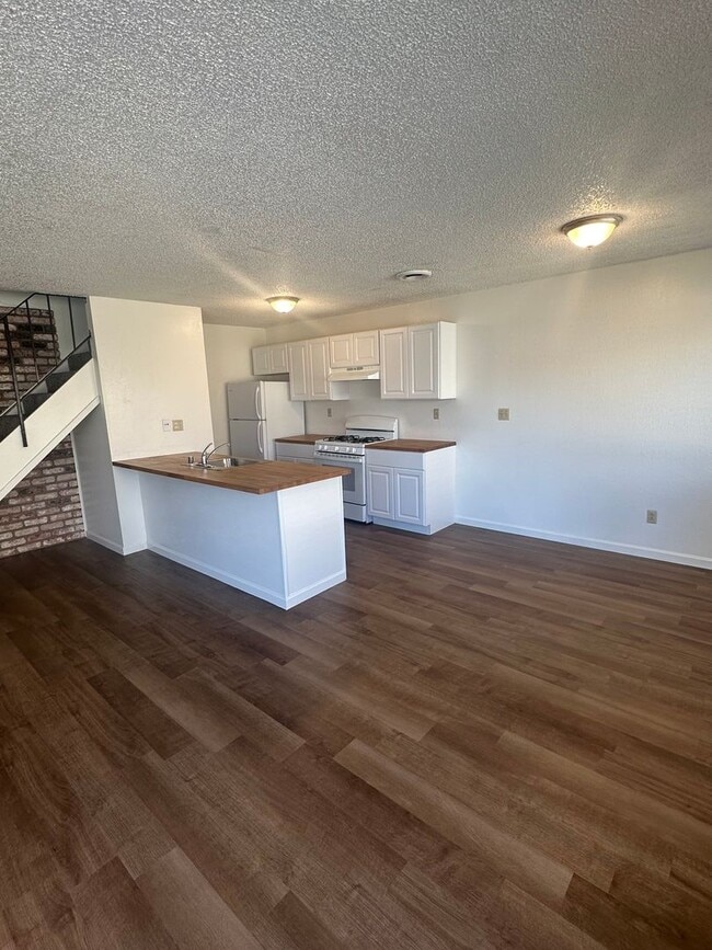 Building Photo - Zanetta Dr. (3057) Unit B