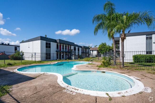 La piscina de los apartamentos Luke - The Luke Apartments