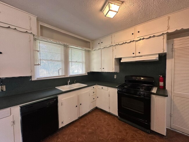 Photo - 6818 Stearns St