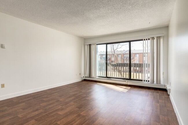 Building Photo - Applewood Village