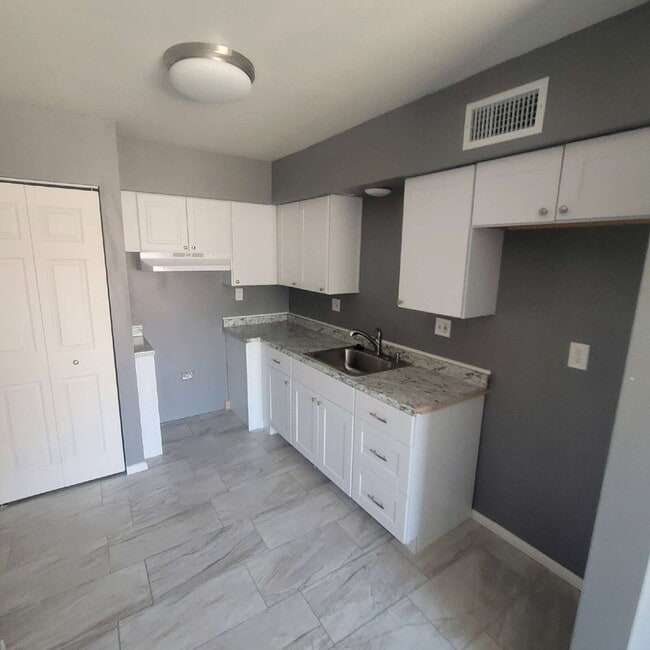 Photo - 2BR/1BA Garden Apartment $999 Osborn/66th St. Unidad 4