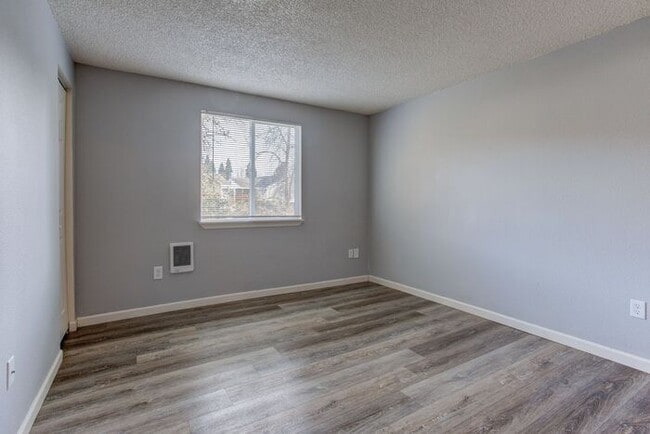 Photo - 2 bedroom 1 bath close to local shops!!