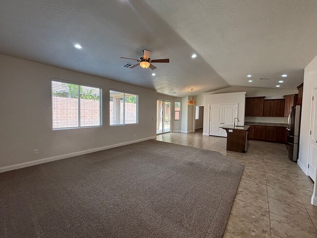 Building Photo - SPACIOUS HOME FOR RENT!