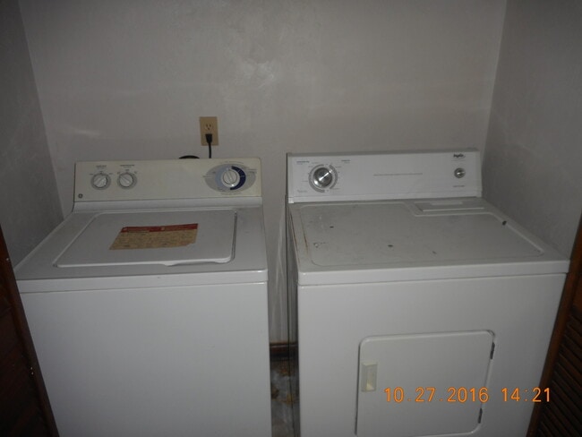 Building Photo - 1872 Darryl Dr Unit 1872-B Darryl Drive Rental