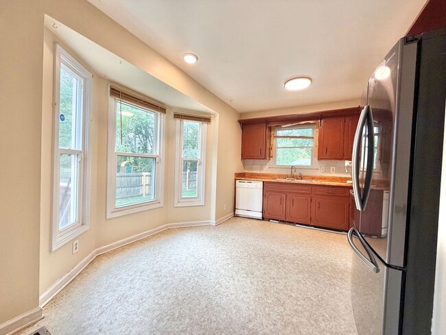Photo - 634 Inver Ln
