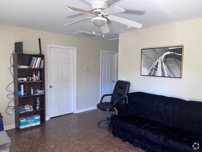 Building Photo - 2 bedroom, 1 bath Unit A Rental