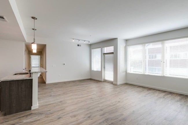 Photo - 3900 Monument