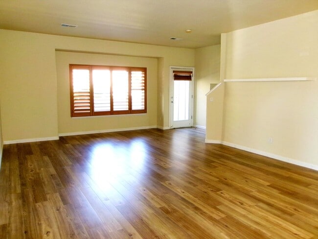 Photo - 3 Bedroom, 2-1/2 bath, 2-car garage in Nor...