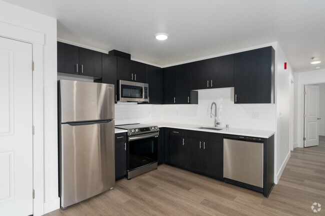 2BR, 2BA - 919SF - Kitchen