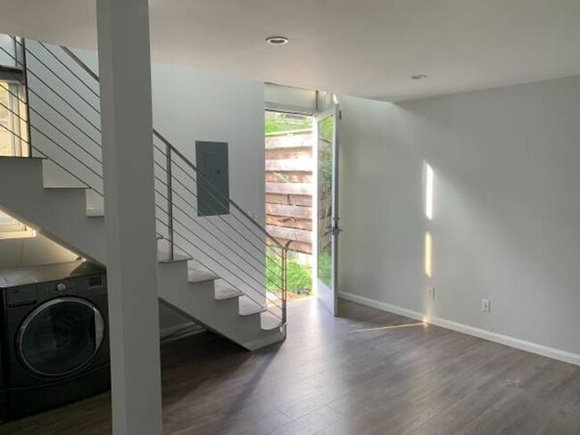 Building Photo - 832.5 Milton St